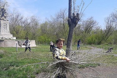 Депутаты навели чистоту в орском сквере